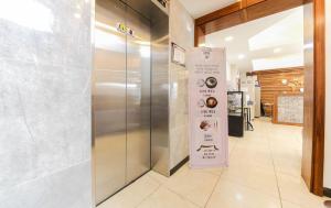 Kuchyň nebo kuchyňský kout v ubytování Joy Hotel