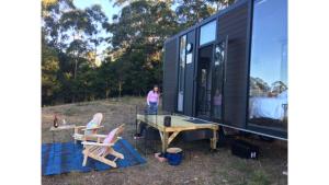 Večerní zábavní program pro hosty v ubytování White Jacaranda Tiny House by Tiny Away