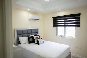 Bay Front Retreat客房内的一张或多张床位