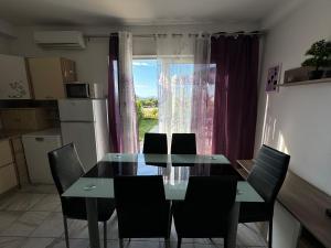 Kuchyňa alebo kuchynka v ubytovaní Apartman Viki