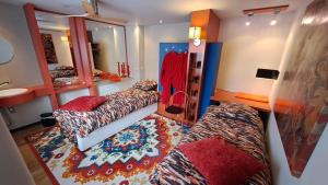 Postel nebo postele na pokoji v ubytování BeautyD RED ROOM centrum Gullegem