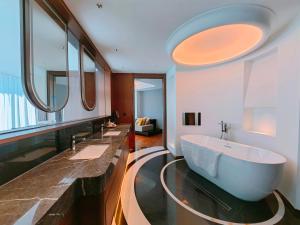 Koupelna v ubytování The Purple Horse Hotel 北京紫龙花园酒店 - Beijing Sky Garden Boutique Hotel & Rooftop Infinity Mini Pool - Near Forbidden City, Wangfujing, Tiananmen, Lama Temple - Personalised Tours