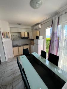 Kuchyňa alebo kuchynka v ubytovaní Apartman Viki