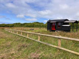 Foto sihtkohas Hartland asuva majutusasutuse Shepherds Hut in a private meadow with sea views galeriist