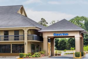 a day inn sign on the front of a building at Days Inn by Wyndham Elberton in Elberton