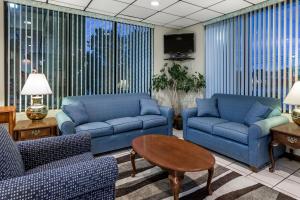 un soggiorno con due divani blu e un tavolo di Days Inn by Wyndham Elberton a Elberton
