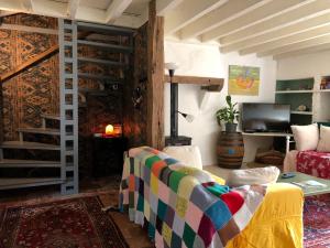 Bramble cottage في Saint-Didier-en-Donjon: غرفة معيشة مع أريكة وتلفزيون