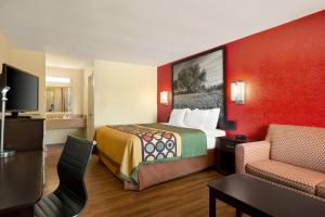 una camera d'albergo con un letto e una televisione di Super 8 by Wyndham Corsicana a Corsicana