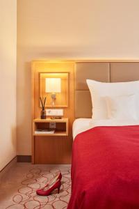 Rúm í herbergi á Best Western Premier Alsterkrug Hotel