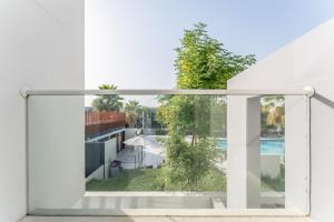 Πισίνα στο ή κοντά στο Community and Pool View 3BR Townhouse, Minutes from Desert Camp,DAMAC Hills 2 Amargo by Deluxe Holiday Homes