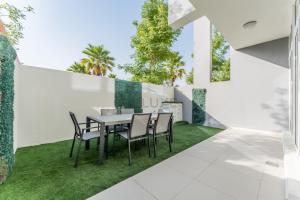 Κήπος έξω από το Community and Pool View 3BR Townhouse, Minutes from Desert Camp,DAMAC Hills 2 Amargo by Deluxe Holiday Homes