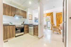 Η κουζίνα ή μικρή κουζίνα στο Community and Pool View 3BR Townhouse, Minutes from Desert Camp,DAMAC Hills 2 Amargo by Deluxe Holiday Homes