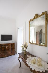 Televízia a/alebo spoločenská miestnosť v ubytovaní Palazzo Cacace Relais