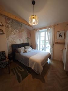 Postel nebo postele na pokoji v ubytování Le toit chic à 15 mn Paris Centre