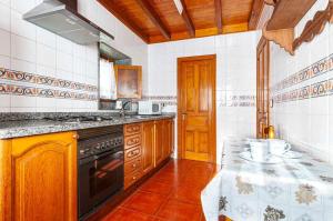 A kitchen or kitchenette at Casa Enrique en el oriente de Asturias Még 17 kép