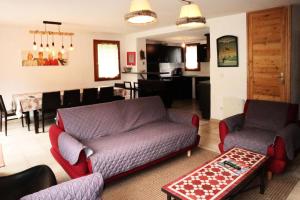 un salon avec un canapé et des chaises et une cuisine dans l'établissement Chalet La Combe D Or - Superbe chalet 10 personnes MAE-3574, à Le Mélézet