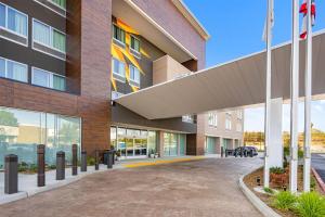 an external view of a building at La Quinta Inn & Suites by Wyndham La Habra in La Habra