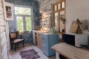 パルヌにあるCozy summer nest in the city center by the riverのキッチン(青い冷蔵庫、テーブル付) +3枚の写真
