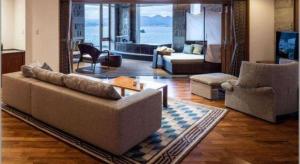 白滨Hotel Kawakyu的带沙发和桌子的客厅
