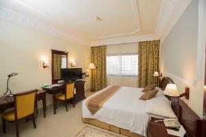 Letto o letti in una camera di Hotel Muscat Holiday