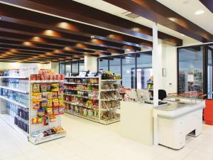 Supermarket nebo jiné obchody v  aparthotelu nebo okolí