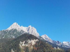 Vista generica sulle montagne o vista sulle montagne dall'interno della casa vacanze