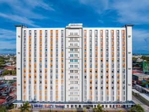 セブシティにあるThe CityFlats - Cebu IT Parkの多くの窓がある白い大きな建物