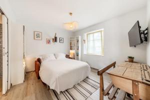 Postel nebo postele na pokoji v ubytování DORIS beautiful 4-bedroom house with garden