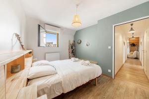 Postel nebo postele na pokoji v ubytování DORIS beautiful 4-bedroom house with garden + 20 fotografií