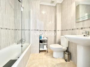 Koupelna v ubytování Brisas del Mar Formentera del Segura by Villas&You + 18 fotografií