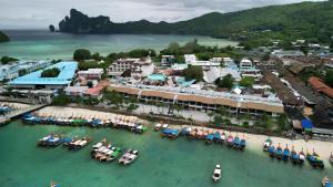 eine Luftaufnahme eines Resorts mit Booten im Wasser in der Unterkunft Phi Phi at Pier in Ko Phi Phi