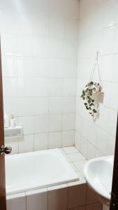 Vannituba majutusasutuses Urban Oasis 1 3BR Apartment with facilities in Central Jakarta +7 fotot