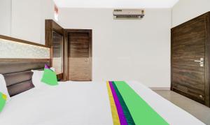 Itsy Hotels Anjali Mahal, 500 Mtrs From Mathura Railway Station客房内的一张或多张床位