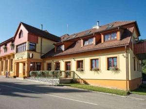 un gran edificio al lado de una calle en Hostinec U Hubálků, en Kostelec nad Orlicí