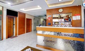 马图拉Itsy Hotels Anjali Mahal, 500 Mtrs From Mathura Railway Station的酒店大堂设有柜台和酒吧