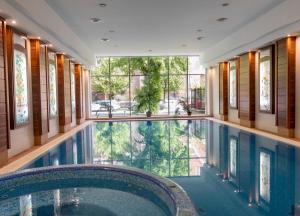Bazén v ubytování Lion's Garden Hotel nebo v jeho okolí