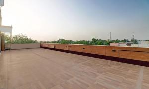 Itsy Hotels Anjali Mahal, 500 Mtrs From Mathura Railway Station的阳台或露台