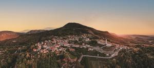 ClauzettoにあるAlbergo Diffuso Balcone sul Friuliの山の町の空中