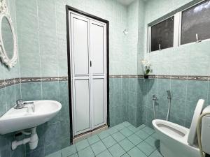 a bathroom with a sink and a toilet at 4BR3B Kajang DoubleStorey-14 pax in Kajang +32 photos