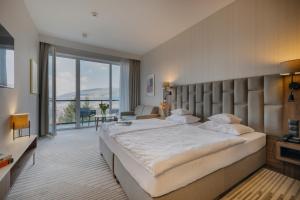 sypialnia z dużym łóżkiem i dużym oknem w obiekcie Elements Hotel&Spa w Świeradowie Zdroju +37 zdjęć