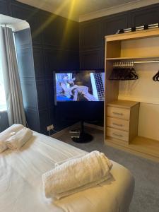 TV a/nebo společenská místnost v ubytování The Q Hotel