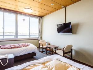 TV a/nebo společenská místnost v ubytování Ooedo Onsen Monogatari Nagayama