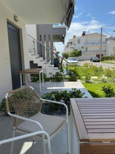 Μπαλκόνι ή βεράντα στο Ofriniou Heaven - 200m from the Beach - Swimming Pool Access - Starlink WIFI