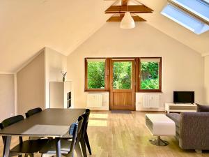 a living room with a table and chairs and a couch at Ferienwohnung Sterngasse in Melk