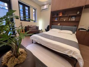 LAYLiVE Good soundproofing Near the subway, US Consulate, Nanjing Road Jing'an Temple business district Convenient transportation Courtyard music客房内的一张或多张床位