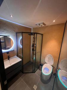 上海LAYLiVE Good soundproofing Near the subway, US Consulate, Nanjing Road Jing'an Temple business district Convenient transportation Courtyard music的带淋浴、马桶和水槽的浴室