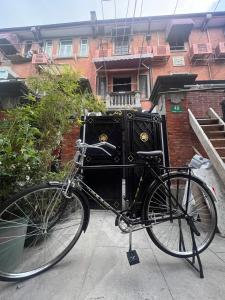 上海LAYLiVE Good soundproofing Near the subway, US Consulate, Nanjing Road Jing'an Temple business district Convenient transportation Courtyard music的一辆自行车停在大楼前