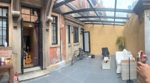 上海LAYLiVE Good soundproofing Near the subway, US Consulate, Nanjing Road Jing'an Temple business district Convenient transportation Courtyard music的一名男子正在拍摄带有自行车的露台