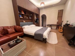 LAYLiVE Good soundproofing Near the subway, US Consulate, Nanjing Road Jing'an Temple business district Convenient transportation Courtyard music客房内的一张或多张床位