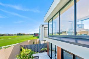 Balkoni atau teres di Panoramic Racecourse View - A Quiet Family Villa Over the Turf